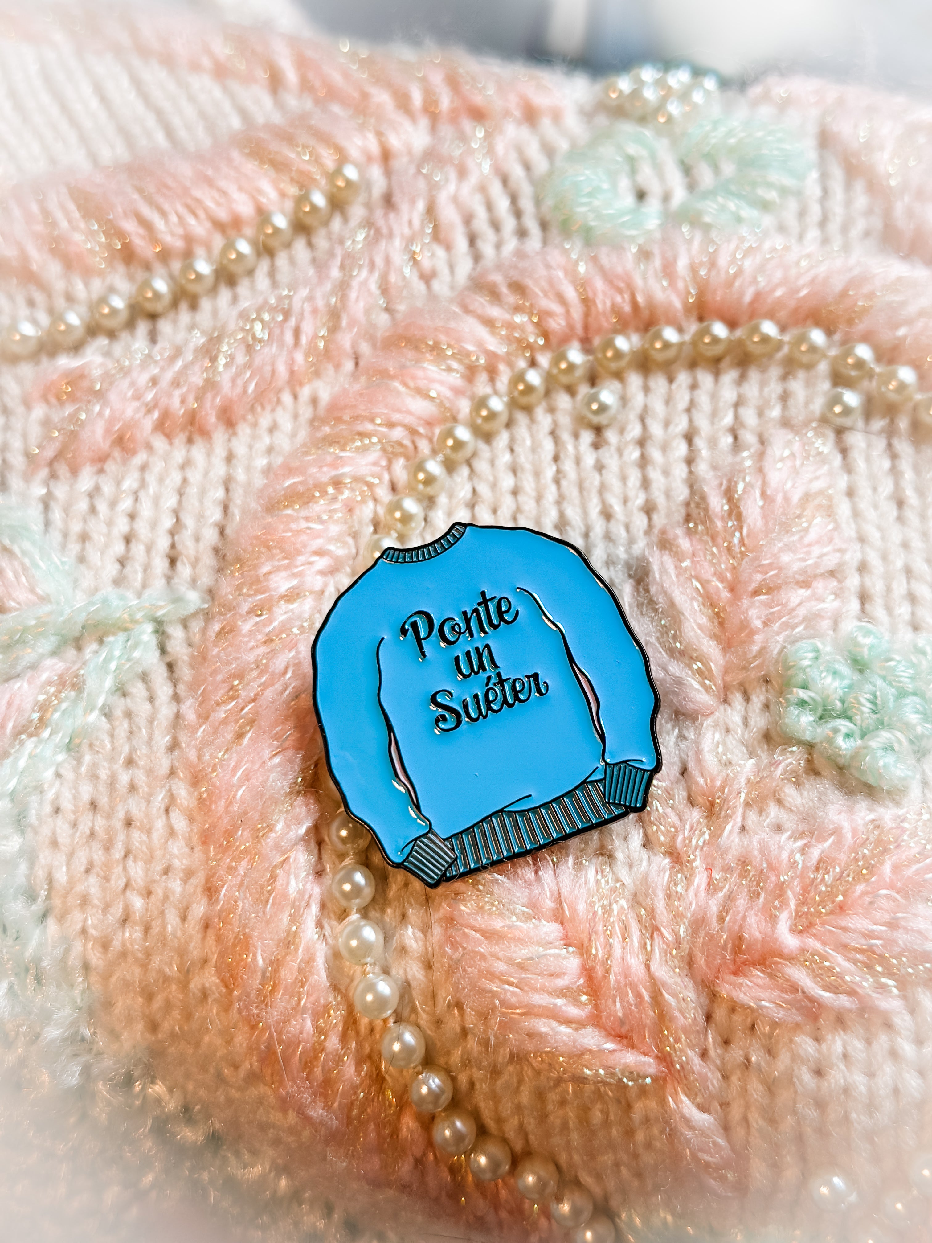 “Ponte un Suéter” Enamel Pin – Limited Edition